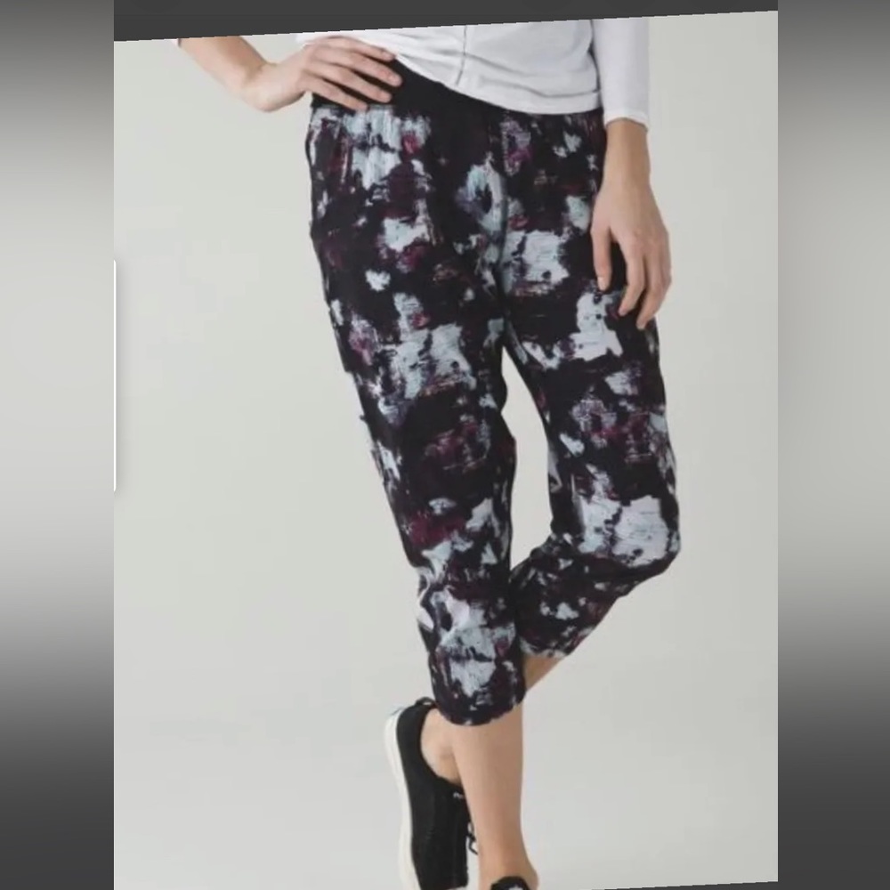 BNWT’S. Lululemon Tranquil Crop - Picture 2 of 13